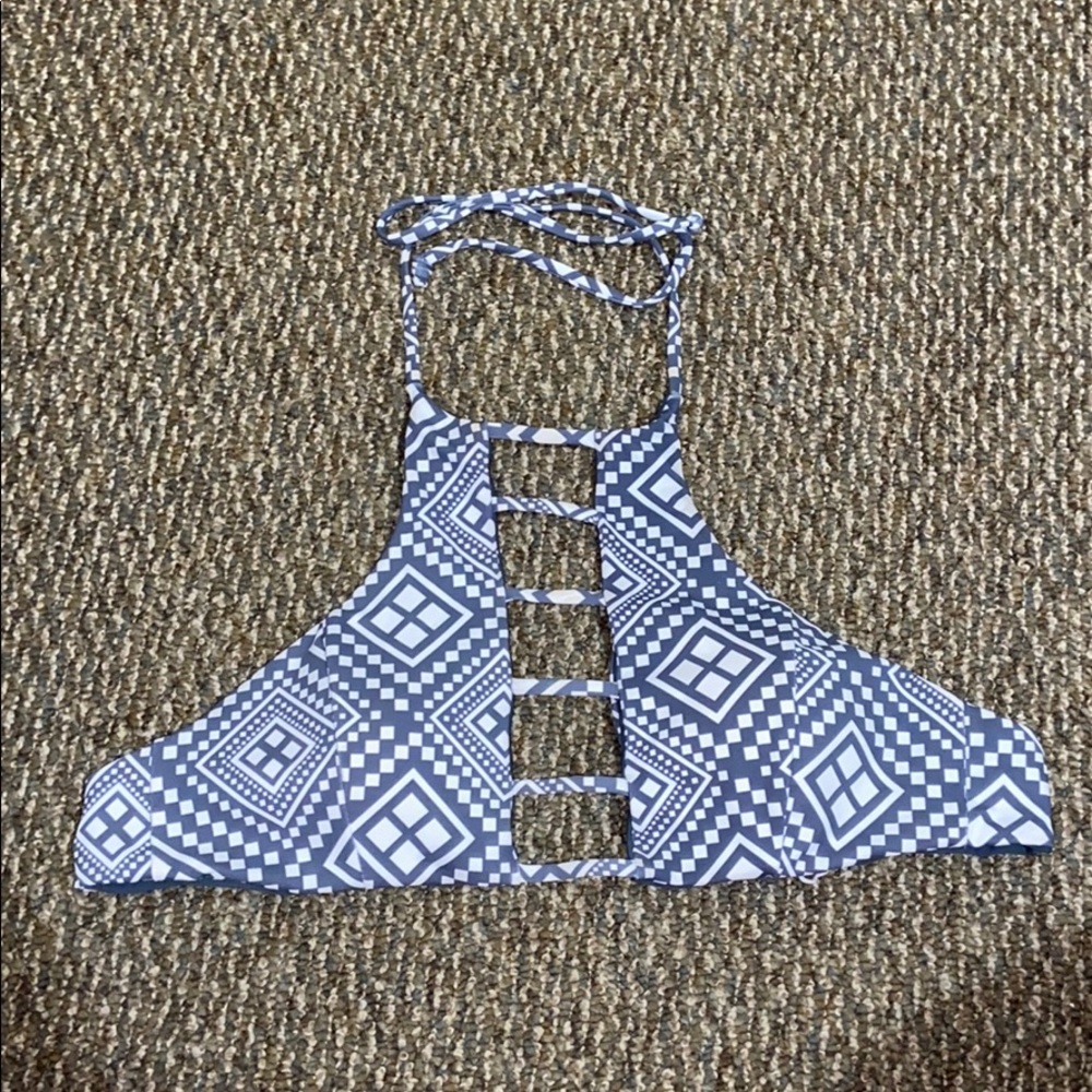 Size M bikini top.